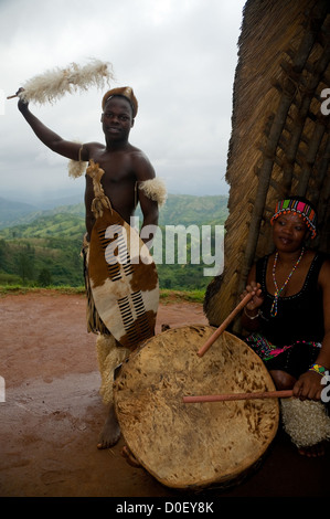 Les visiteurs de l'pheZulu Safari park près de Durban à KwaZulu Natal, Afrique du Sud devraient profiter de l'actes intéressant et des danses. Banque D'Images