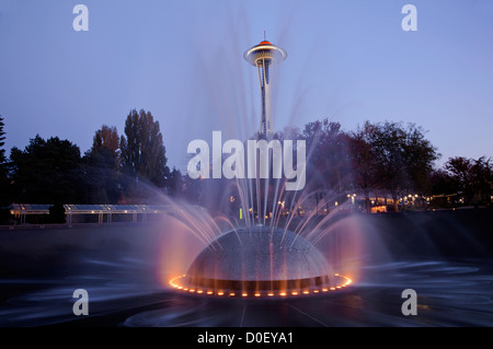 WA07872-00...WASHINGTON - La Fontaine et International Space Needle à Seattle Center dans le centre-ville de Seattle. Banque D'Images