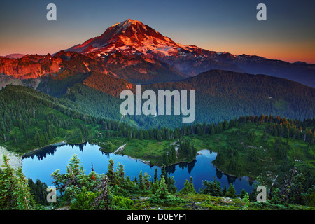 Coucher du soleil touchant le Mont Rainier avec Eunice Lake au premier plan, de Tolmie Peak, le Mont Rainier National Park, Washington. Banque D'Images