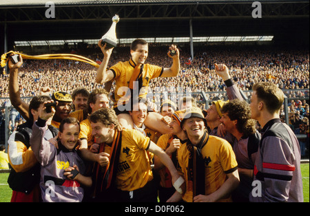 Steve Bull est porté par l'équipe comme Wolverhampton Wanderers fête la victoire de la 4e Division Championship à Molineux 1988. Célébration du club de football du FC Wolves dans les années 1980 Banque D'Images