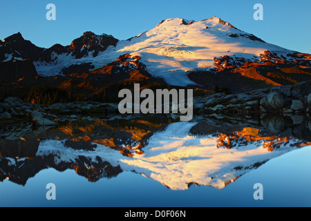 Coucher du soleil sur le mont Baker reflétée dans le Tarn sur la montagne côté sud Mont Baker National Recreation Area de l'État de Washington. Banque D'Images