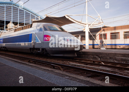 La fierté des Français est le système ferroviaire TGV. Celui-ci ayant tout juste d'arriver à la gare Bordeaux Saint Jean en France. Banque D'Images