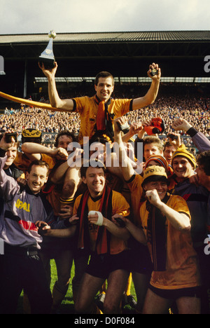 Steve Bull est porté par l'équipe comme Wolverhampton Wanderers fête la victoire de la 4e Division Championship à Molineux 1988. Célébration du club de football du FC Wolves dans les années 1980 Banque D'Images