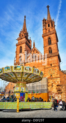 Un carrousel par le ministre de Bâle (Basler Münster), l'un des principaux monuments de la ville, au cours de la foire d'automne de Bâle 2012. Banque D'Images