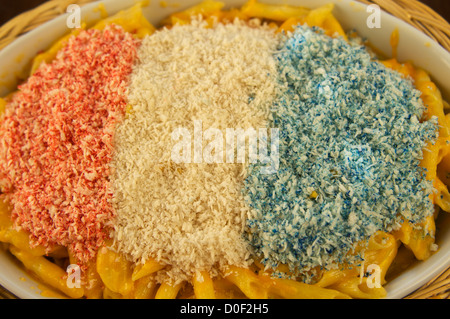 Rouge, blanc et bleu de macaroni et fromage. C'est un plat de patriotique de spécial pour le quatrième de juillet (4 juillet), l'Indépendance Américaine Banque D'Images