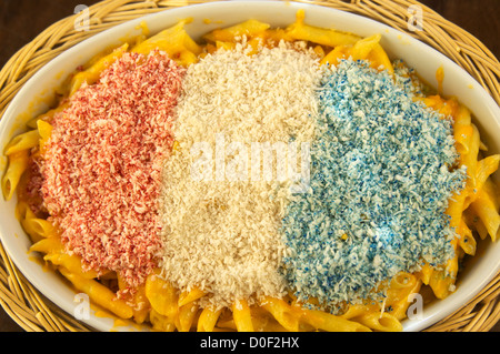 Rouge, blanc et bleu de macaroni et fromage. C'est un plat de patriotique de spécial pour le quatrième de juillet (4 juillet), l'Indépendance Américaine Banque D'Images