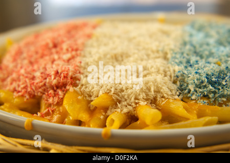 Rouge, blanc et bleu de macaroni et fromage. C'est un plat de patriotique de spécial pour le quatrième de juillet (4 juillet), l'Indépendance Américaine Banque D'Images