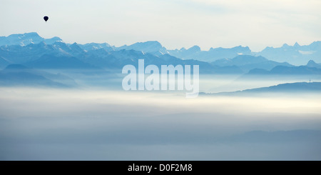 Vue depuis le mont Chasseral (Jura) à travers le brouillard couvert Plateau Suisse canton de Berne et vers les Alpes suisses. Banque D'Images