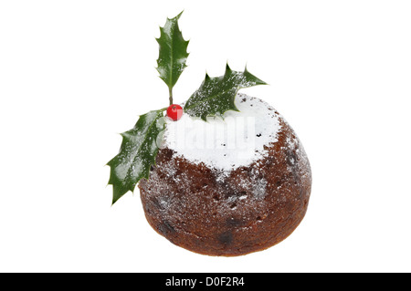 Le pudding de Noël saupoudrés de sucre glace et décoré d'Holly isolés contre white Banque D'Images