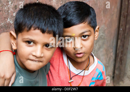 Les jeunes garçons dans le bidonville de Dharavi à Bombay, Inde Banque D'Images