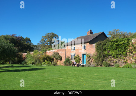 Jardiniers cottage dans le jardin clos, Croft Castle, Herefordshire, Angleterre, RU Banque D'Images