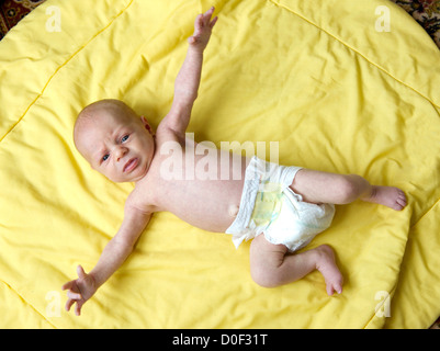 Un nouveau-né âgé d'un mois l'affichage du 'Moro' Reflex, une apparition surprise avec mains tendues Banque D'Images