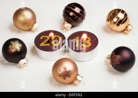 Bonne Année 2013 Message d'accueil avec des bougies et des boules de Noël Banque D'Images