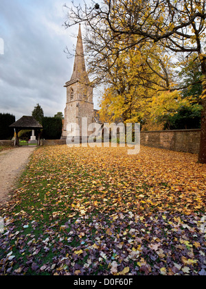 L'église St Mary de Cotswold en automne, Lower Slaughter, Gloucestershire, England, UK Banque D'Images