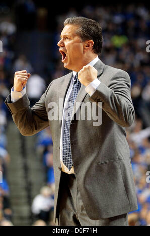 Le 23 novembre 2012 - Lexington, KY., NOUS - Kentucky entraîneur-chef John Calipari a crié à Willie Cauley-Stein dans la seconde moitié du Long Island at California men's basketball game à Rupp Arena de Lexington, KY., le vendredi 23 novembre 2012. Photo par Pablo Alcala | Personnel (crédit Image : © Lexington Herald-Leader/ZUMAPRESS.com) Banque D'Images