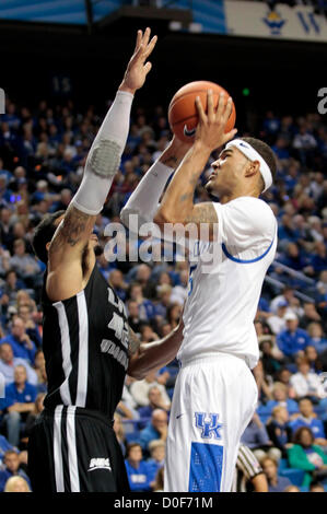 Le 23 novembre 2012 - Lexington, KY., US - New York's Willie Cauley-Stein (15) shot passé Julian Boyd dans la seconde moitié du Long Island at California men's basketball game à Rupp Arena de Lexington, KY., le vendredi 23 novembre 2012. Photo par Pablo Alcala | Personnel (crédit Image : © Lexington Herald-Leader/ZUMAPRESS.com) Banque D'Images