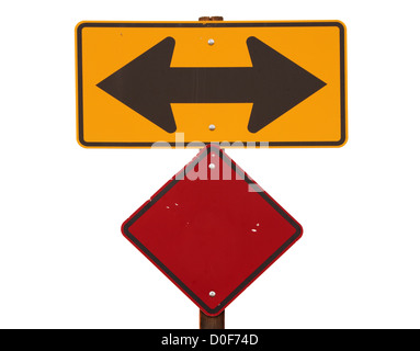 Jaune et Noir deux flèches de signalisation avec marqueur d'avertissement rouge Banque D'Images