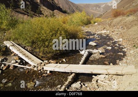 Journal brisé pont sur McGee Creek dans la Sierra Nevada Banque D'Images