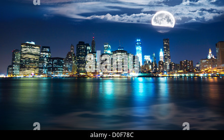 Manhattan dans la nuit sous la pleine lune. Banque D'Images