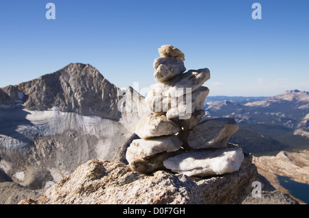 Sommet sur le cairn de quartz haut de la montagne du nord avec le Mont Conness en arrière-plan Banque D'Images