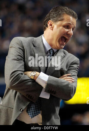 Le 23 novembre 2012 - Lexington, KY., NOUS - Kentucky entraîneur-chef John Calipari a parlé à la magistrature dans la seconde moitié du Long Island at California men's basketball game à Rupp Arena de Lexington, KY., le vendredi 23 novembre 2012. Photo par Pablo Alcala | Personnel (crédit Image : © Lexington Herald-Leader/ZUMAPRESS.com) Banque D'Images