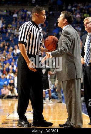 Le 23 novembre 2012 - Lexington, KY., nous - Mike officiel Nance et Kentucky entraîneur-chef John Calipari a soutenu dans la seconde moitié du Long Island at California men's basketball game à Rupp Arena de Lexington, KY., le vendredi 23 novembre 2012. Photo par Pablo Alcala | Personnel (crédit Image : © Lexington Herald-Leader/ZUMAPRESS.com) Banque D'Images