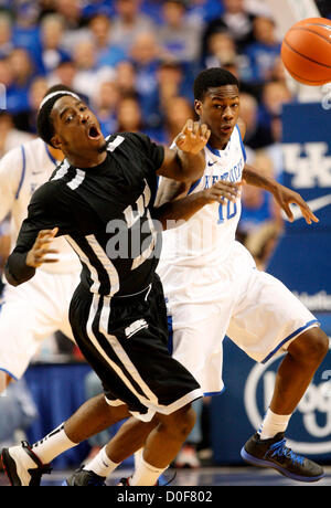 Le 23 novembre 2012 - Lexington, KY., US - New York's archie Goodwin (10) Olasewere Jamal encrassées (1) dans la deuxième moitié du Long Island at California men's basketball game à Rupp Arena de Lexington, KY., le vendredi 23 novembre 2012. Photo par Pablo Alcala | Personnel (crédit Image : © Lexington Herald-Leader/ZUMAPRESS.com) Banque D'Images