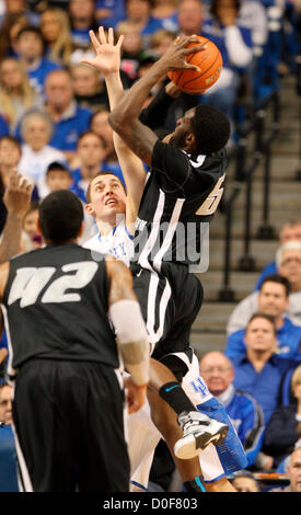 Le 23 novembre 2012 - Lexington, KY., US - New York's Kyle Wiltjer Joseph Troy surveillé (5) dans la deuxième moitié du Long Island at California men's basketball game à Rupp Arena de Lexington, KY., le vendredi 23 novembre 2012. Photo par Pablo Alcala | Personnel (crédit Image : © Lexington Herald-Leader/ZUMAPRESS.com) Banque D'Images