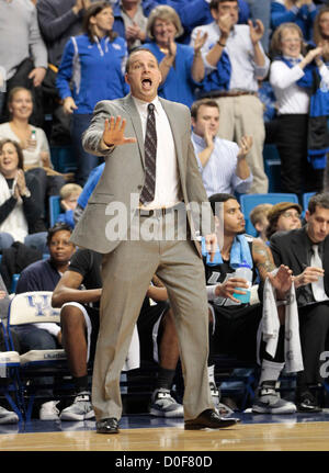 Le 23 novembre 2012 - Lexington, KY., NOUS - Long Island l'entraîneur-chef Jack Perri a appelé à sa défense dans la première moitié du Long Island at California men's basketball game à Rupp Arena de Lexington, KY., le vendredi 23 novembre 2012. Photo par Pablo Alcala | Personnel (crédit Image : © Lexington Herald-Leader/ZUMAPRESS.com) Banque D'Images