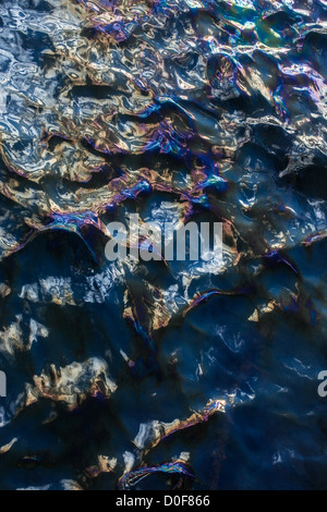 L'huile provenant de l'USS Arizona flottant à la surface de l'Océan Pacifique Banque D'Images