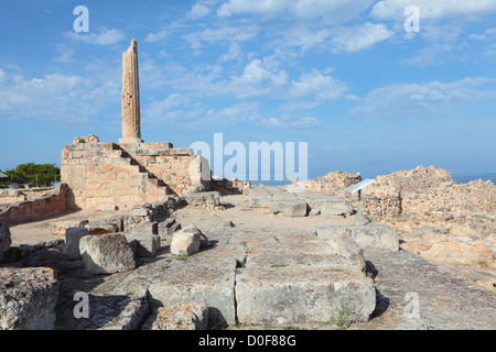 L'une colonne antique encore debout au 6e siècle avant J.-C. Temple pour le dieu Soleil Apollon sur Égine au sud d'Athènes, Grèce, Banque D'Images