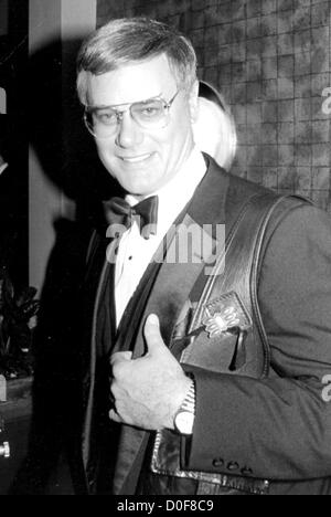 Le 23 novembre 2012 - L'acteur, scénariste producteur Larry Hagman, qui a créé l'un des plus de la télévision américaine dans les vilains suprême connivence, amoral wildcatter J.R. Ewing, de 'Dallas', est mort, il a été 81. Hagman est mort à un hôpital de Dallas de complications de sa bataille contre un cancer de la gorge, citant une déclaration de sa famille. Il avait souffert d'un cancer du foie et la cirrhose du foie dans les années 1990 après des décennies d'alcool. Sur la photo : 1 janvier, 2011 - Larry HAGMAN. Fichier- date inconnue. (Crédit Image : Â© Globe Photos/ZUMAPRESS.com) Banque D'Images