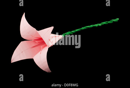 Fleur Rose noir origami isolés. Du papier fait de fleurs. Banque D'Images