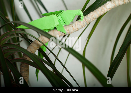Perroquet sur un arbre. Origami plié. Du papier fait Parrot. Banque D'Images