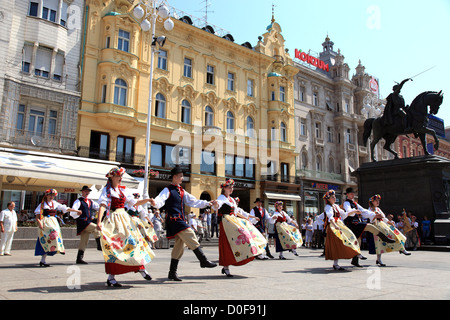 Danse folklorique polonaise à Ban Jelacic, Zagreb, Croatie Banque D'Images