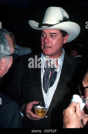 Le 23 novembre 2012 - L'acteur, scénariste producteur Larry Hagman, qui a créé l'un des plus de la télévision américaine dans les vilains suprême connivence, amoral wildcatter J.R. Ewing, de 'Dallas', est mort, il a été 81. Hagman est mort à un hôpital de Dallas de complications de sa bataille contre un cancer de la gorge, citant une déclaration de sa famille. Il avait souffert d'un cancer du foie et la cirrhose du foie dans les années 1990 après des décennies d'alcool. Sur la photo : Fichier - date inconnue -LARRY HAGMAN de boire. (Crédit Image : © Globe Photos/ZUMAPRESS.com) Banque D'Images