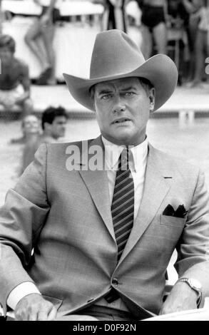 Le 23 novembre 2012 - L'acteur, scénariste producteur Larry Hagman, qui a créé l'un des plus de la télévision américaine dans les vilains suprême connivence, amoral wildcatter J.R. Ewing, de 'Dallas', est mort, il a été 81. Hagman est mort à un hôpital de Dallas de complications de sa bataille contre un cancer de la gorge, citant une déclaration de sa famille. Il avait souffert d'un cancer du foie et la cirrhose du foie dans les années 1990 après des décennies d'alcool. Sur la photo : Fichier - Dallas.TV Film Still. Fourni par LA SOCIÉTÉ CANADIENNE DU SANG. (Crédit Image : © Globe Photos/ZUMAPRESS.com) Banque D'Images