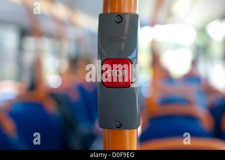 Sur un bouton d'arrêt de bus Stagecoach Banque D'Images