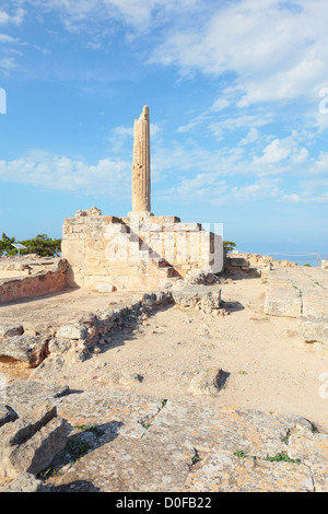 L'une colonne antique encore debout au 6e siècle avant J.-C. Temple pour le dieu Soleil Apollon sur Égine au sud d'Athènes, Grèce, Banque D'Images