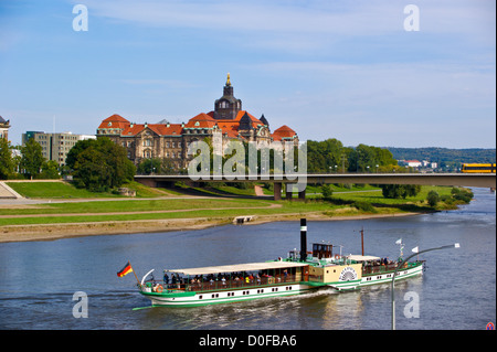 Japanisches Palais dans l'Elbe, avec une Weisse Flotte à aubes, Dresde, Saxe, Saxe, Allemagne Banque D'Images