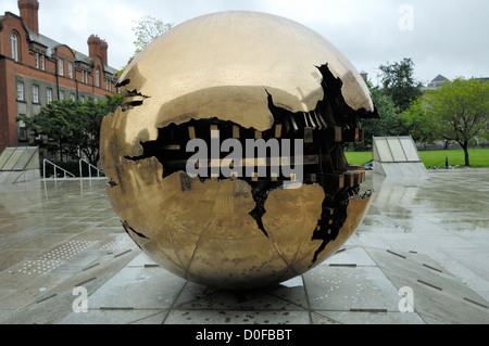 Arnaldo Pomodoro dans la Sphère Sphere sculpture, à l'extérieur de la bibliothèque de Berkeley, Trinity Collecge, Dublin Banque D'Images