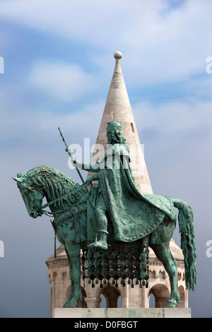 St Stephen's (hongrois : Szent Istvan) statue équestre, à côté du bastion des pêcheurs à Budapest, Hongrie. Banque D'Images