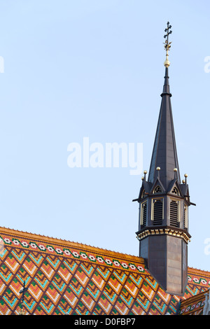 Spire et la forme en diamant des tuiles du toit de l'église Matthias de Budapest, Hongrie. Banque D'Images