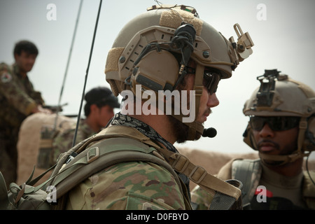 Des soldats des forces spéciales américaines assurent la sécurité lors d'une force de sécurité nationale afghane de patrouille a mené le 30 octobre 2012 en-Khuk Khak E-Safed, dans la province de Farah, l'Afghanistan. Les forces afghanes ont été en tête dans les opérations de sécurité avec les forces de la coalition en tant que mentors. Banque D'Images