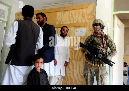 Un soldat de l'armée américaine fournit la sécurité le 26 septembre 2012, alors qu'une réunion a lieu au cours d'une mission à Chaman Pur, district de la province de Farah, l'Afghanistan. La mission est la première fois que les forces de la coalition ont été pour le district de Chaman pur dans plus d'un an. Banque D'Images