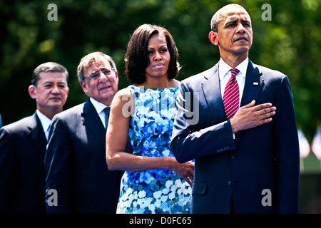 Le président Barack Obama, la Première Dame Michelle Obama, le secrétaire à la défense, Leon Panetta, secrétaire de l'Administration des anciens combattants et Eric Shinseki stand lors d'une cérémonie commémorant le 50e anniversaire de la guerre du Vietnam au Vietnam Veterans Memorial, le 28 mai 2012 à Washington, DC. Banque D'Images