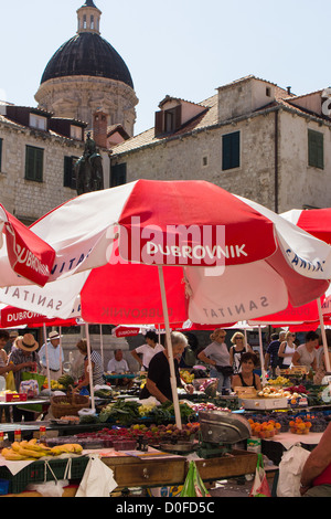 Les internautes et les marchands dans la ville de Dubrovnik marché. La Croatie Banque D'Images