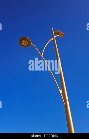 Création d'un vue d'un standard lampe contre un ciel bleu profond sur le front de mer de Great Yarmouth, Norfolk, Angleterre, Royaume-Uni. Banque D'Images