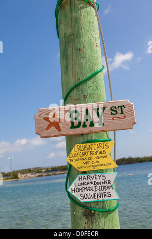 Plaque de rue dans le village de New Plymouth, Green Turtle Cay, Bahamas. Banque D'Images