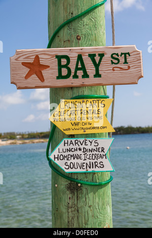 Plaque de rue dans le village de New Plymouth, Green Turtle Cay, Bahamas. Banque D'Images